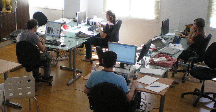 Disfruta del ritmo de trabajar en agosto Fuente: Klmla Solutions / Flickr)