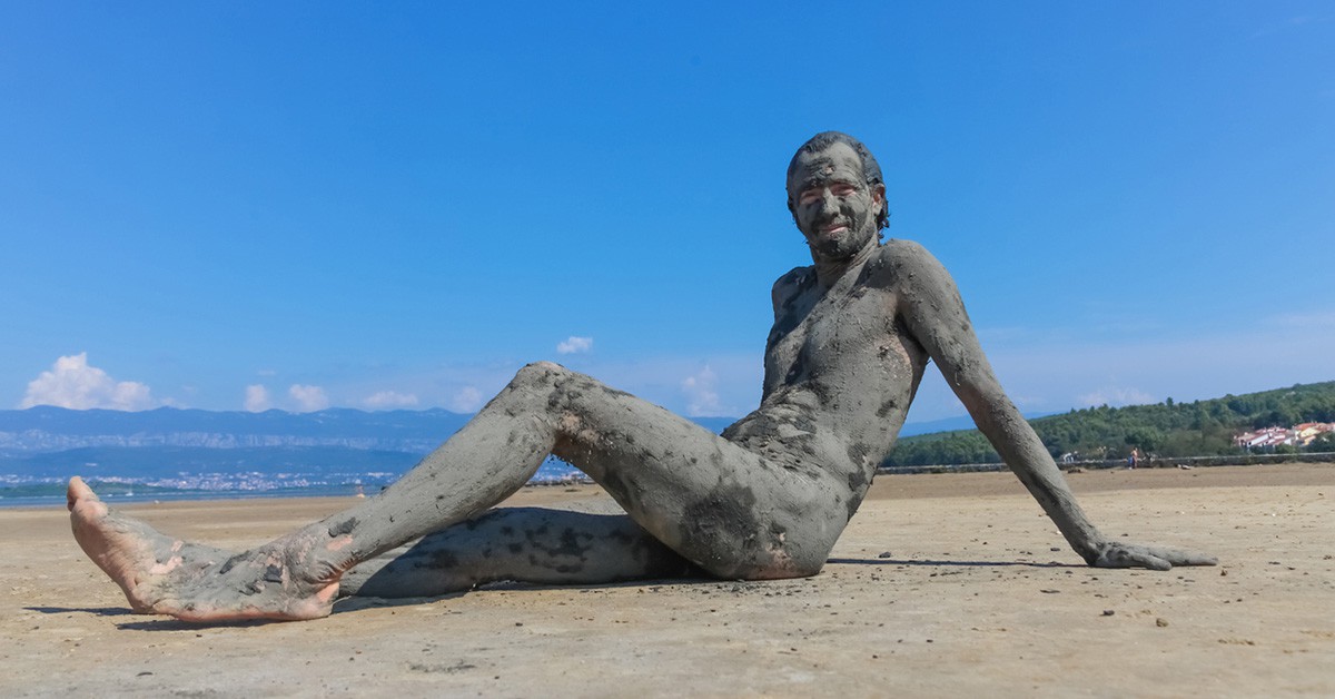 Hombre embadurnado de barro