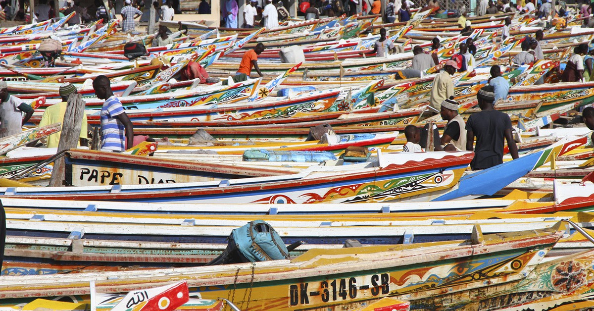Barcos en el mercado de Soumbedioune, Dakar