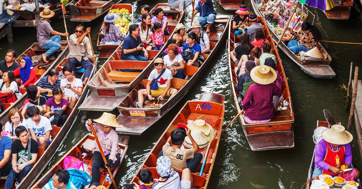 Barcos en el mercado flotante de Damnoen Saduak, en Bangkok