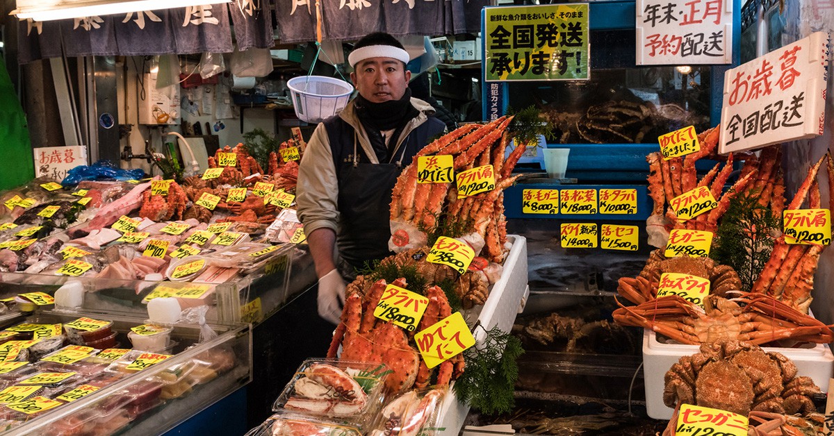 Puesto de pescado en el mercado de Tsukiji, Tokio