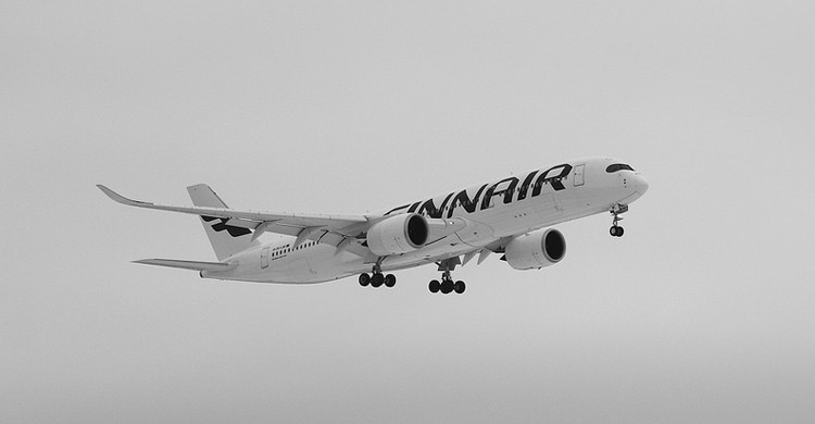 Avión en blanco y negro (valentin hintikka, Foter)