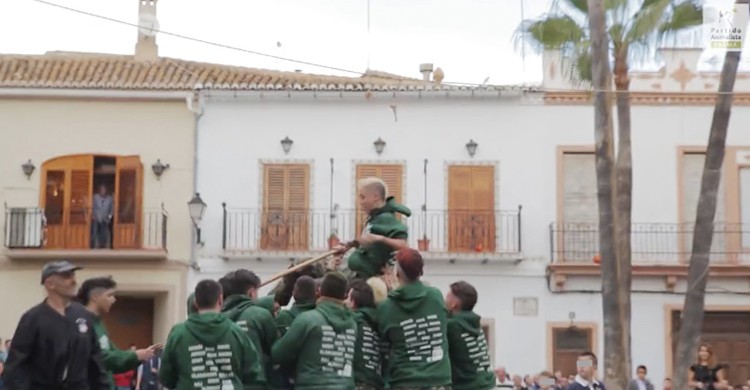 Los quintos en la fiesta (Frame de un vídeo de PACMA)