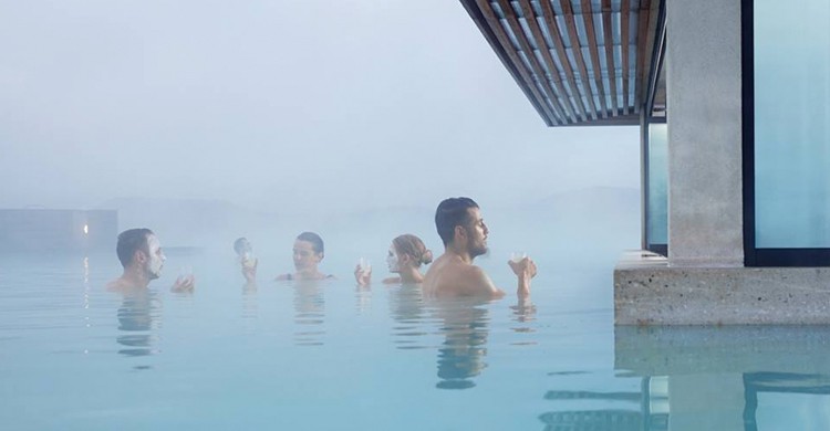 Un bar de piscina especial (Blue Lagoon Iceland, Facebook)