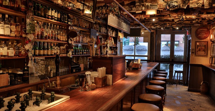 El bar, todavía vacío (Web de The Dead Rabbit)