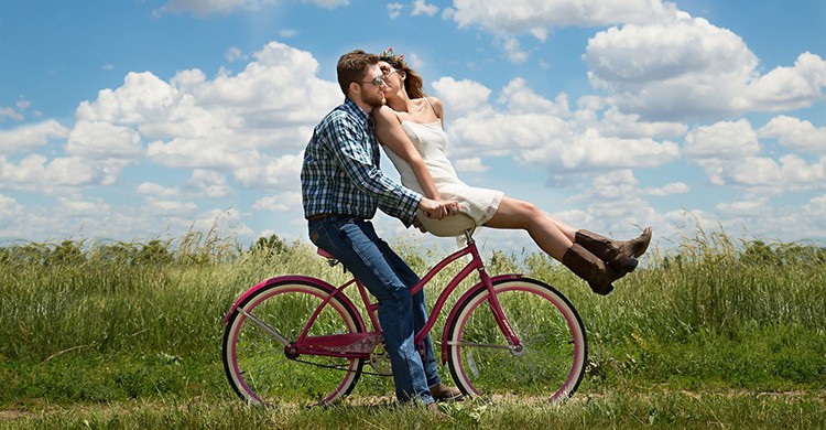 Una pareja va en bicicleta
