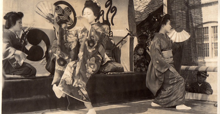 Baile de una geisha (A.Davey, Foter)
