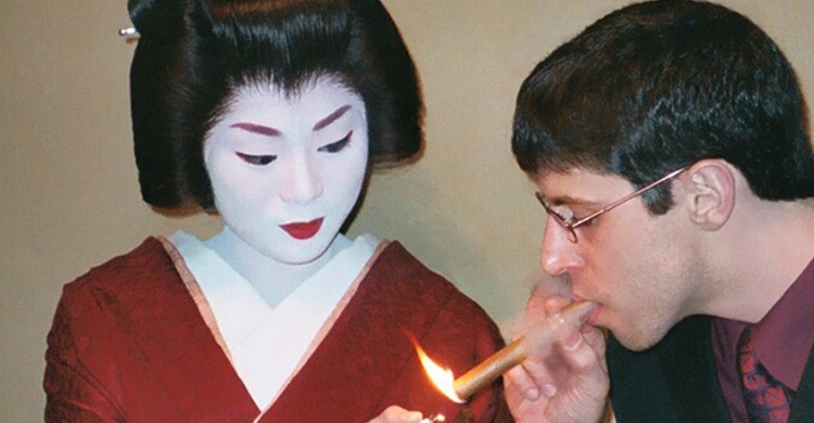Una geisha atiende a un hombre de negocios (ToddLara, Wikipedia)