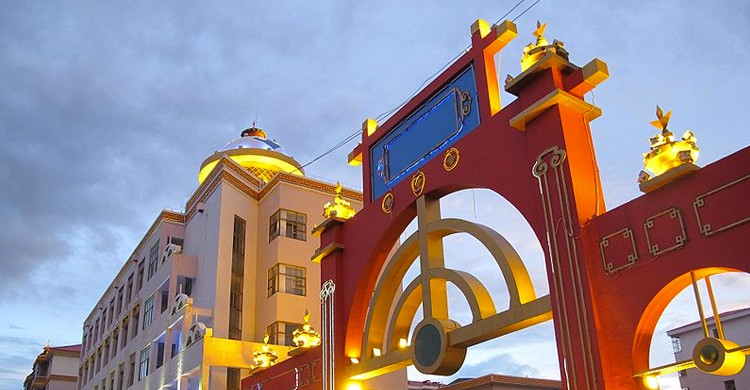 Una de las enormes puertas de Hulun Buir (Fanghong, Wikipedia)