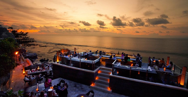 Bar al atardecer (Web de Ayana Resort and Spa)