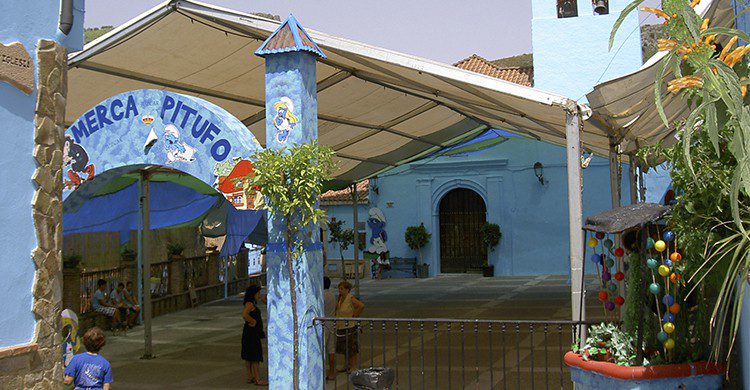 El municipio de Júzcar con imágenes de los pitufos (Pixabay)