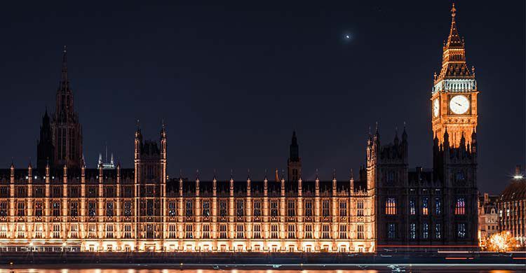 El Palacio de Westminster, a orillas del río Támesis (Pixabay)