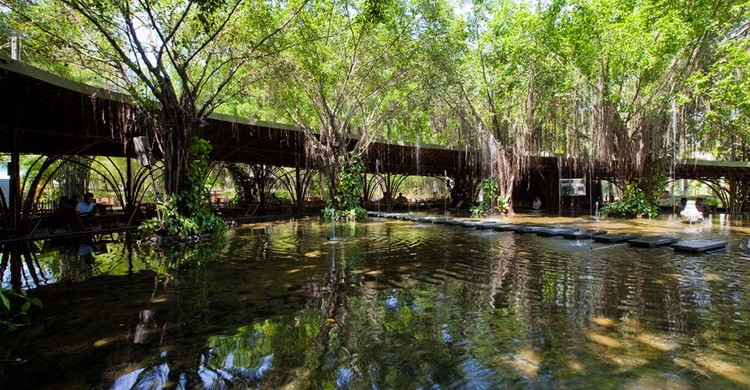 Un bar de bambú (Web de Vo Trong Nghia Architects)