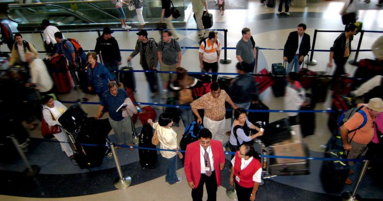 En las colas y reclamaciones siempre se hacen amigos... y parejas (Fuente: Karen / Flickr)