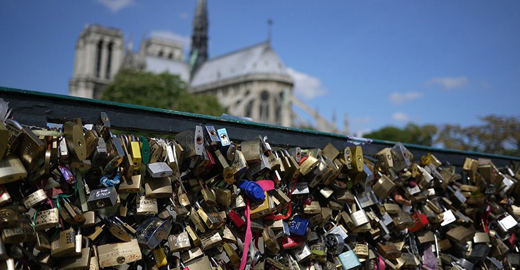 Millares de candados en el Puente de las Artes, en París