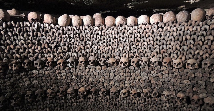 Calaveras amontonadas en las catacumbas de París