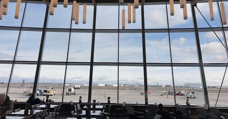 Disfruta de cheques restaurante si no has podido coger tu vuelo y debes pasar horas esperando (Fuente: Matt McGee / Flickr)