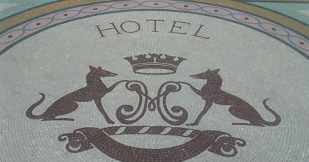 La espectacular entrada al lujoso hotel Meurice en París (Fuente: Sruellan / Flickr)