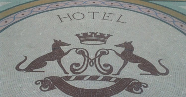 La espectacular entrada al lujoso hotel Meurice en París (Fuente: Sruellan / Flickr)