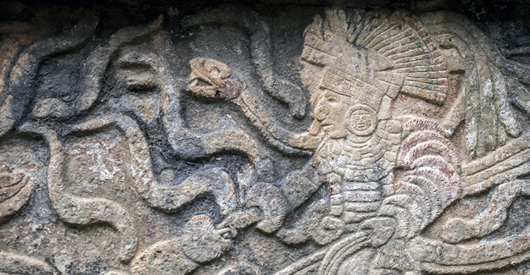 Detalle de bajorrelieve maya en la pirámide de Chichén Itzá