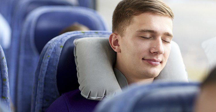 Posición erguida durante el viaje (Istock)