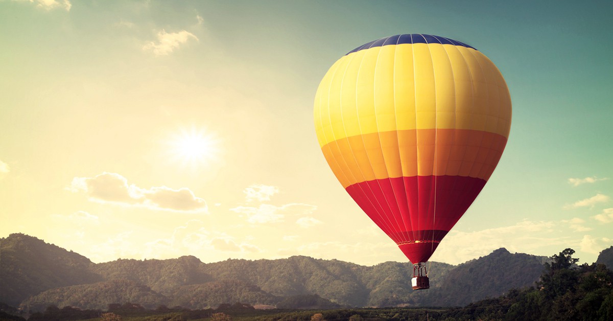 Un globo sobrevolando montañas