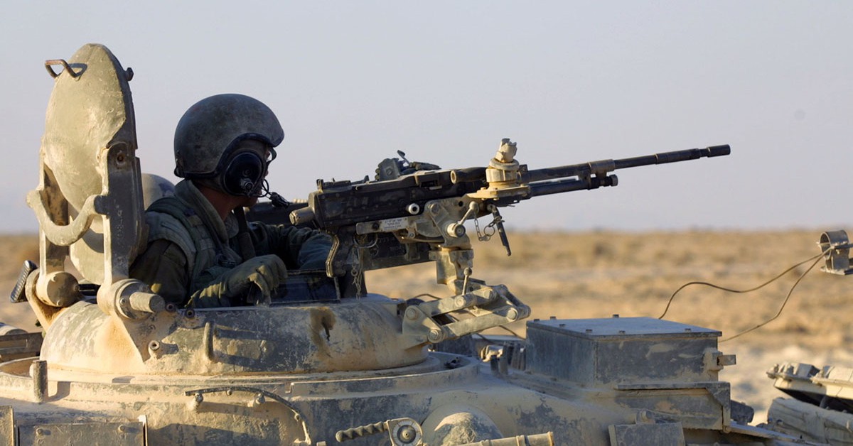 Un soldado israelí impugna un fusil desde un tanque de guerra