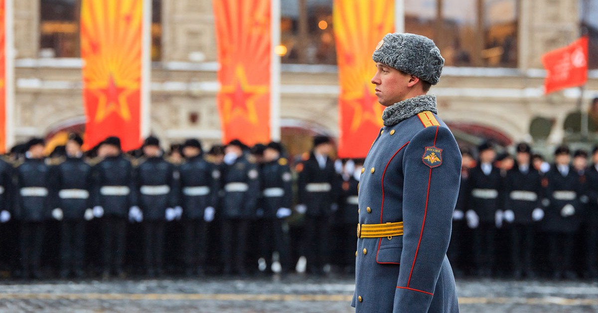 Un soldado ruso en una parada militar en la plaza roja de Moscú