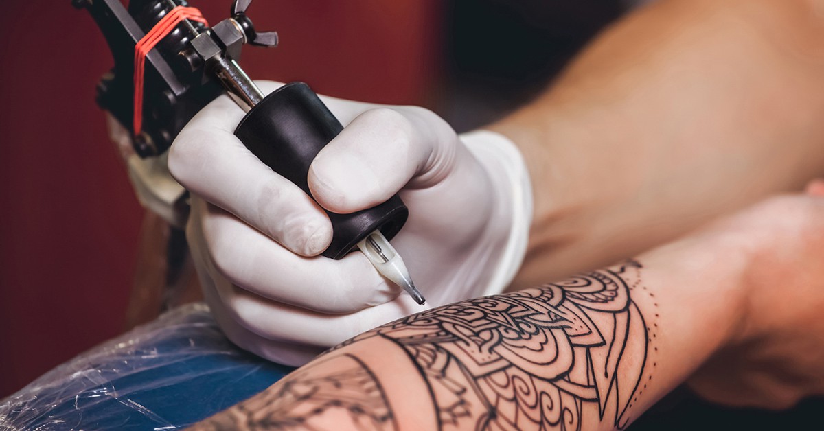 Proceso de realización de un tatuaje en el brazo