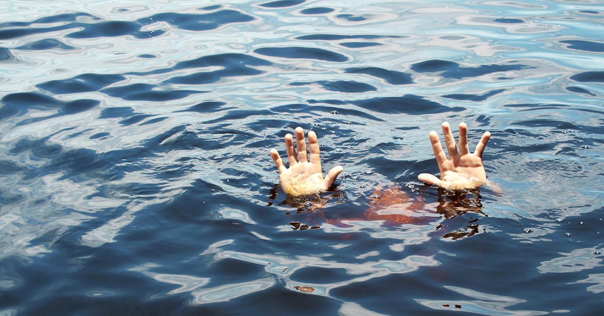 Manos de una persona que se ahoga en el mar