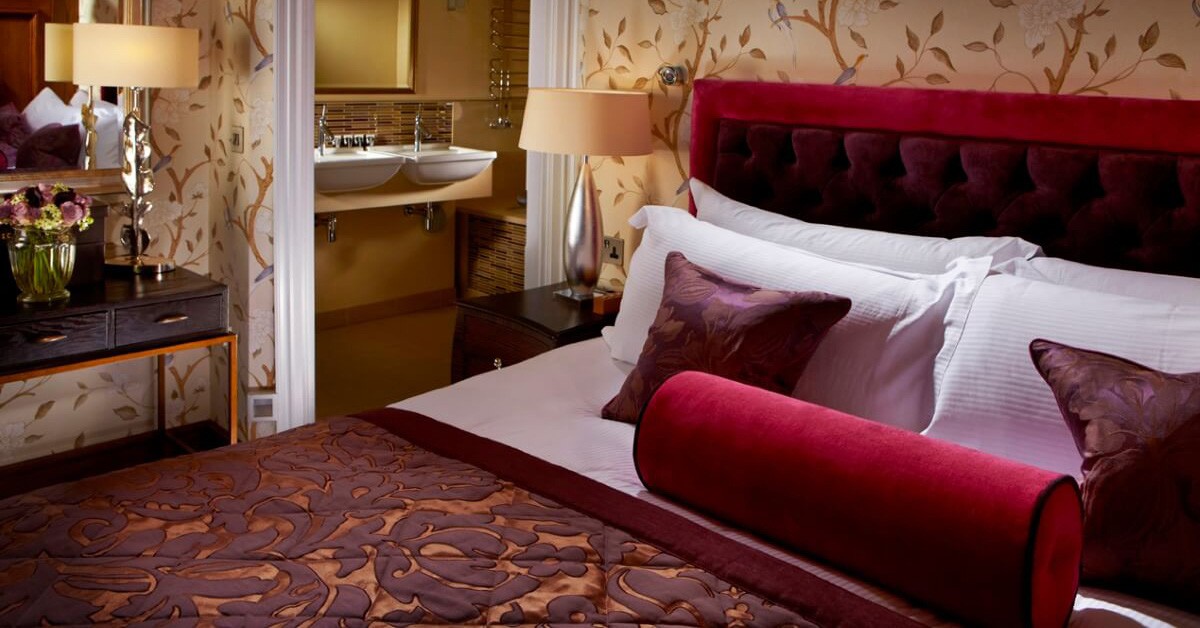 Una cama hotel con muchas almohadas