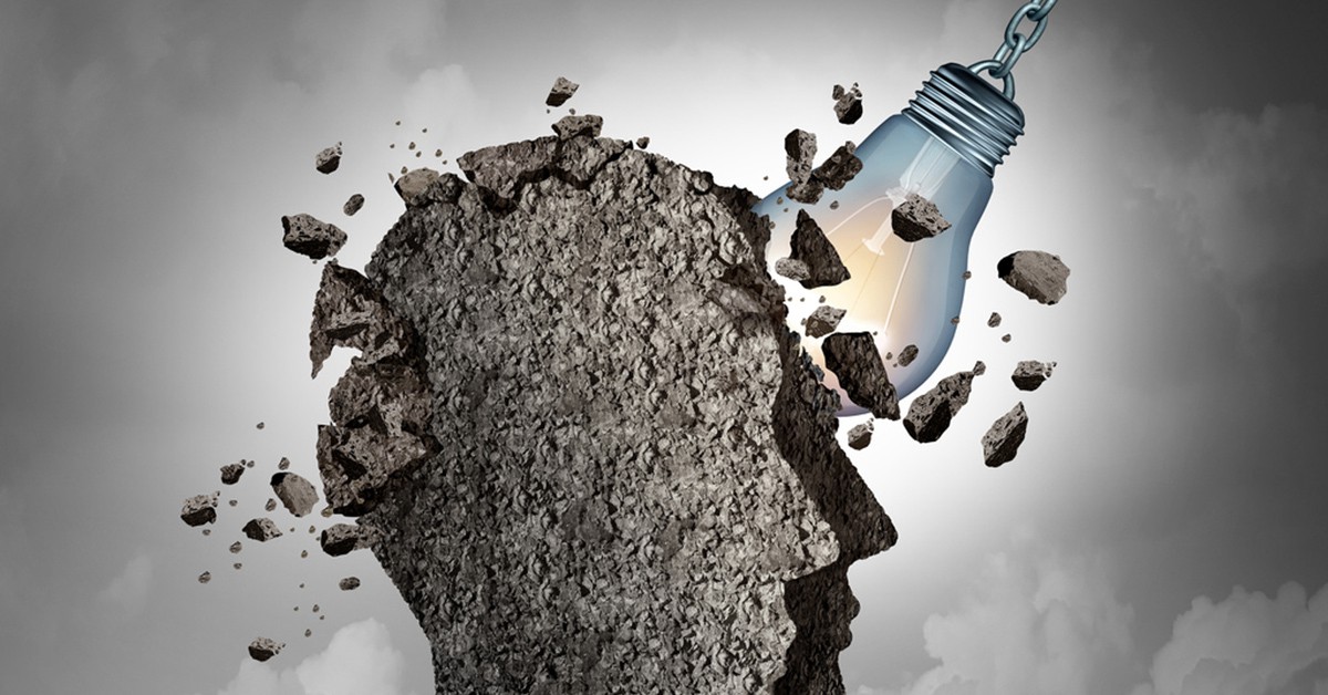 Una bombilla rompe una cabeza de piedra