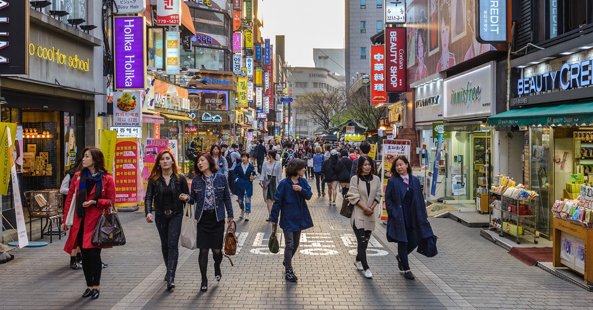 Mujeres pasean por el centro de Seúl, en Corea del Sur