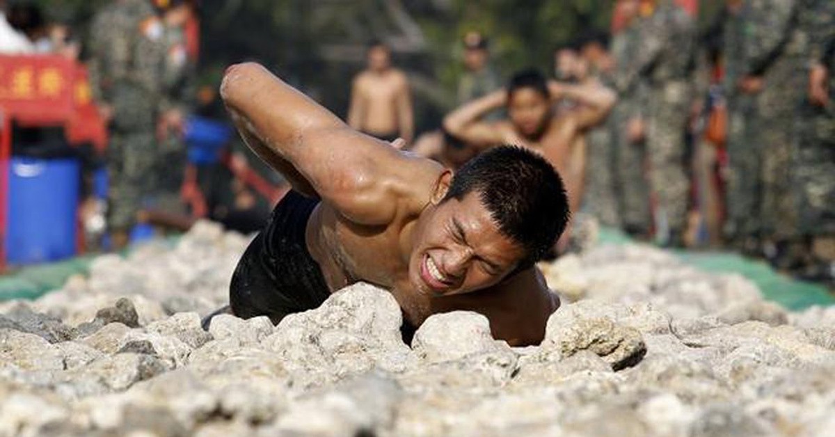 Un duro entrenamiento militar sobre piedras en Taiwan