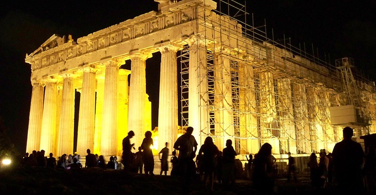 Vistas de la Acrópolis de Atenas iluminada