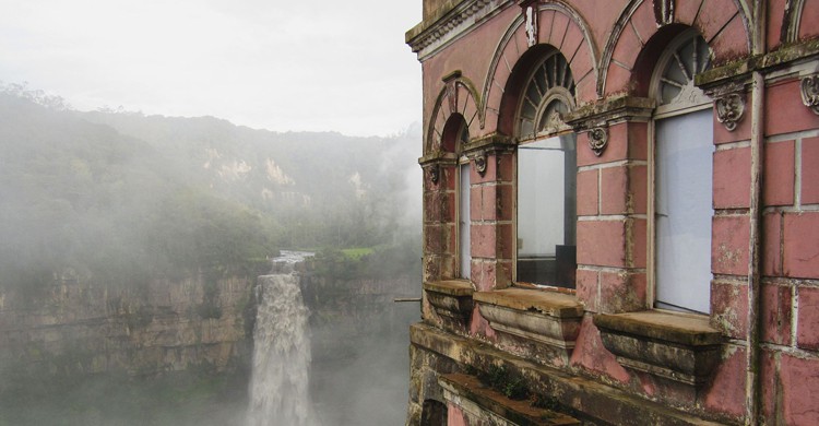 Hotel del Salto junto al Salto del Tequendama (Pedro Felipe, Wikipedia)
