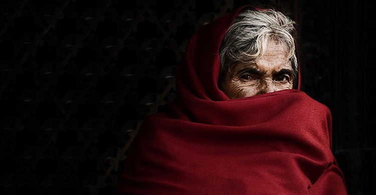 Una mujer nepalí vestida de rojo