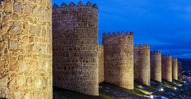 Vistas de la muralla de Ávila iluminada