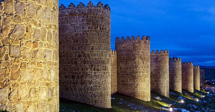 Vistas de la muralla de Ávila iluminada