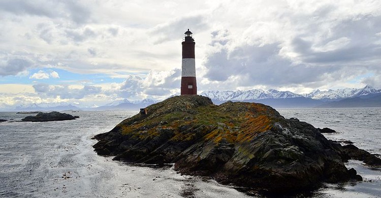 Faro "Les Éclaireurs" (Los Iluminadores) en el Canal de Beagle (Juan Carlos Dominguez M, Wikipedia)