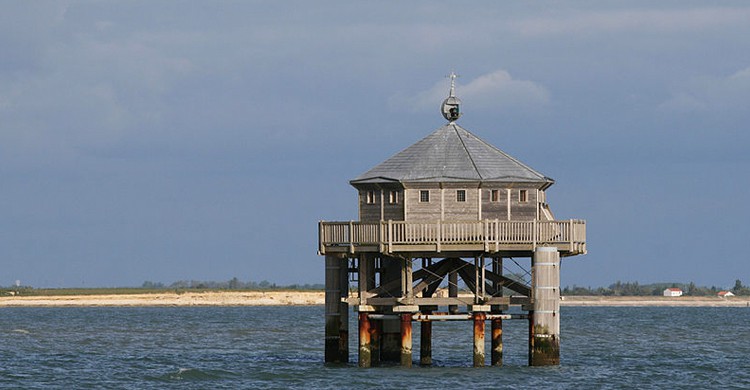 Faro del Fin del Mundo de La Rochelle, Francia (Remi Jouan, Wikipedia)