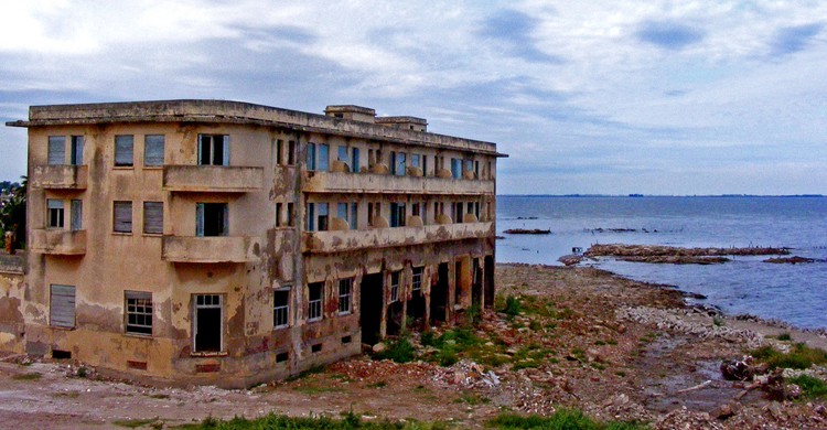 Las ruinas del Gran Hotel Viena (Román Mayorá, Wikipedia)