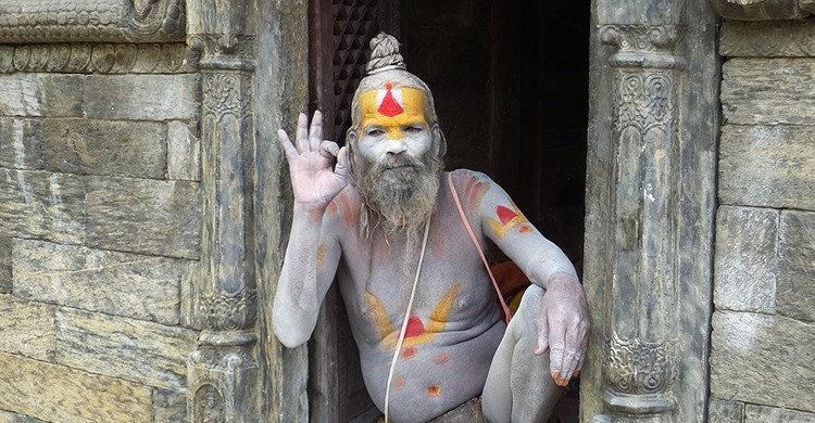 Un monje sadhu en un templo de Nepal