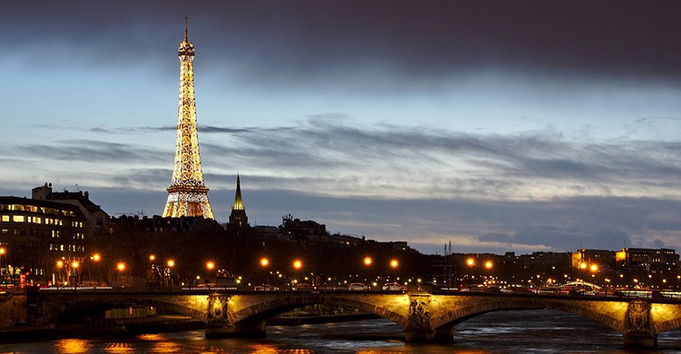 Vistas de la Torre Eiffel ilumindada