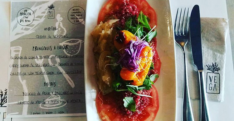 Plato y carte del restaurante Vega