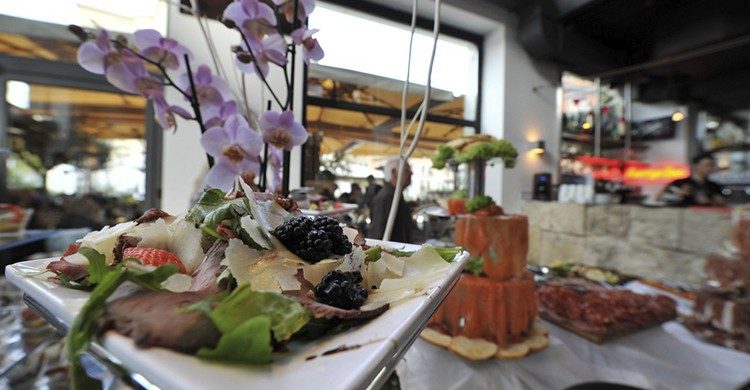 En Momart podrás hacer un aperitivo italiano por unos 10 euros(momartcafe.it)