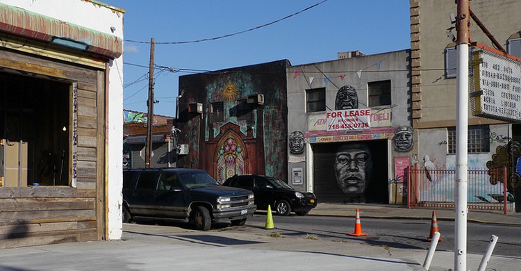 Calles desiertas en el barrio de Bushwick (bigredpenguin, Foter)