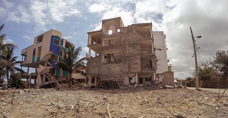 Edificios damnificado por un terremoto en Ecuador