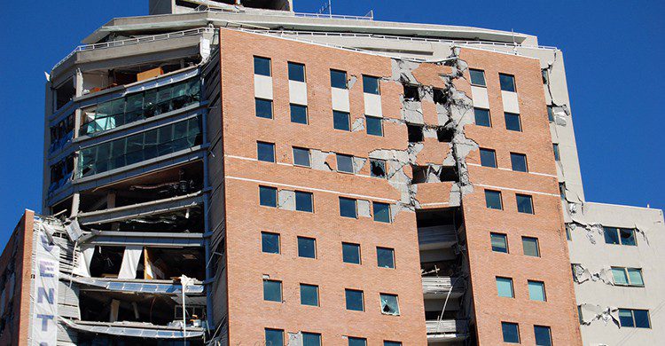Edificio damnificado por un terremoto en Valparaíso
