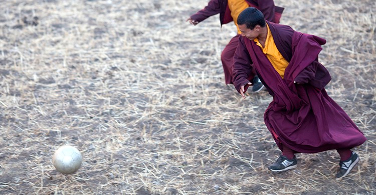 Dos monjes nepalíes juegan al fútbol